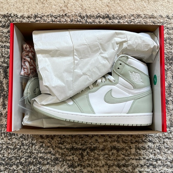 NWOT Women’s Air Jordan 1 Retro High OG ‘Seafoam’ - Picture 3 of 9